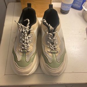 Platform tennis shoes